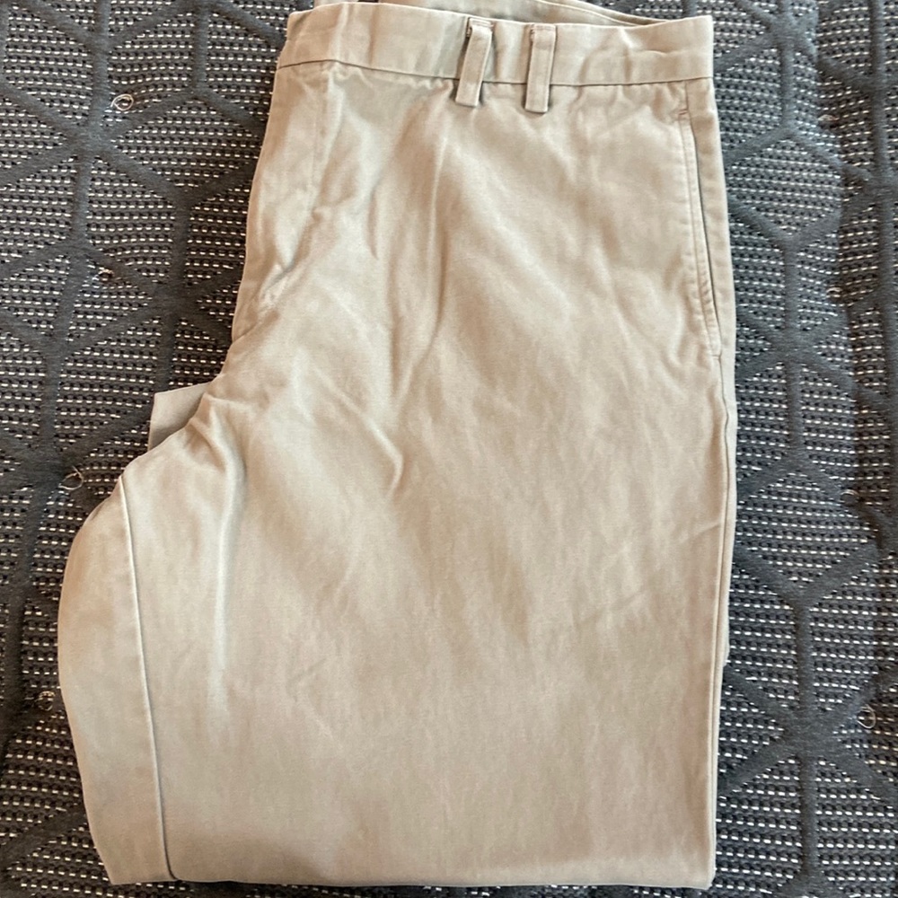 Men’s Docker Premium Classic Fit Khakis. Size W42  L32